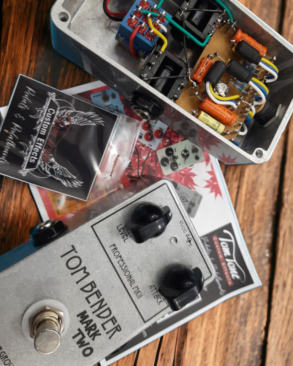 TomTone1's tweet photo. TomBender MKII Professional 
.
#jimmypage #tombender #fuzz #ledzeppelin #zoso #Tonebender #tomtone #guitarfx #fxpedals #fxsound #drive #effectspedals #guitareffects #efeitosdeguitarra #pedaisdeefeitos #Stompboxes #boutiquepedals #customshop #custompedals #customeffects https://t.co/YhoEOy2d1q