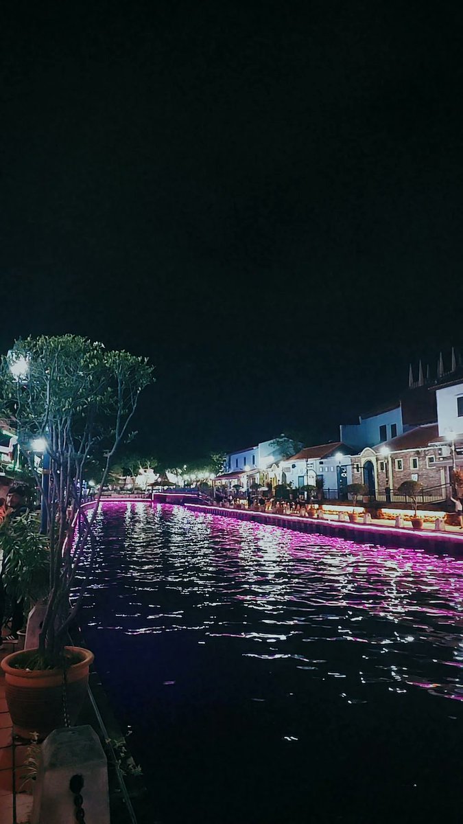 Aprilenzi1's tweet photo. chill night https://t.co/7RwZzV3UrG