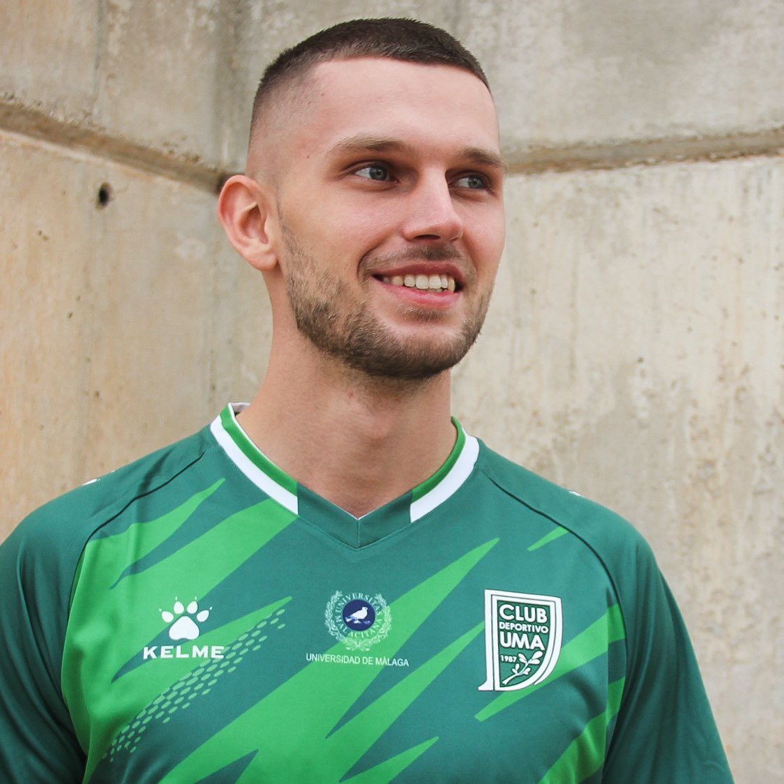 MalagaFS's tweet photo. Ya tenemos a @Raszkowski26 🇵🇱 luciendo la elástica verde 💚

#GoUMA ⚡️ https://t.co/y2YR6soE9R
