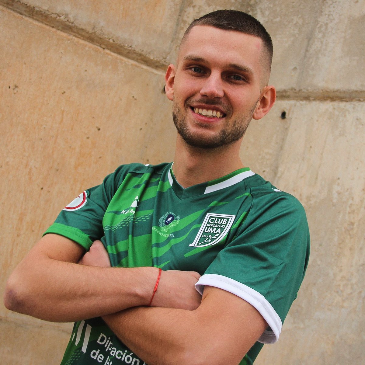 MalagaFS's tweet photo. Ya tenemos a @Raszkowski26 🇵🇱 luciendo la elástica verde 💚

#GoUMA ⚡️ https://t.co/y2YR6soE9R