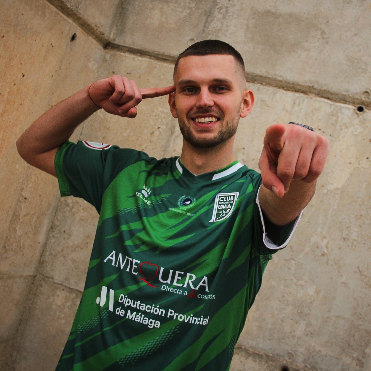 MalagaFS's tweet photo. Ya tenemos a @Raszkowski26 🇵🇱 luciendo la elástica verde 💚

#GoUMA ⚡️ https://t.co/y2YR6soE9R