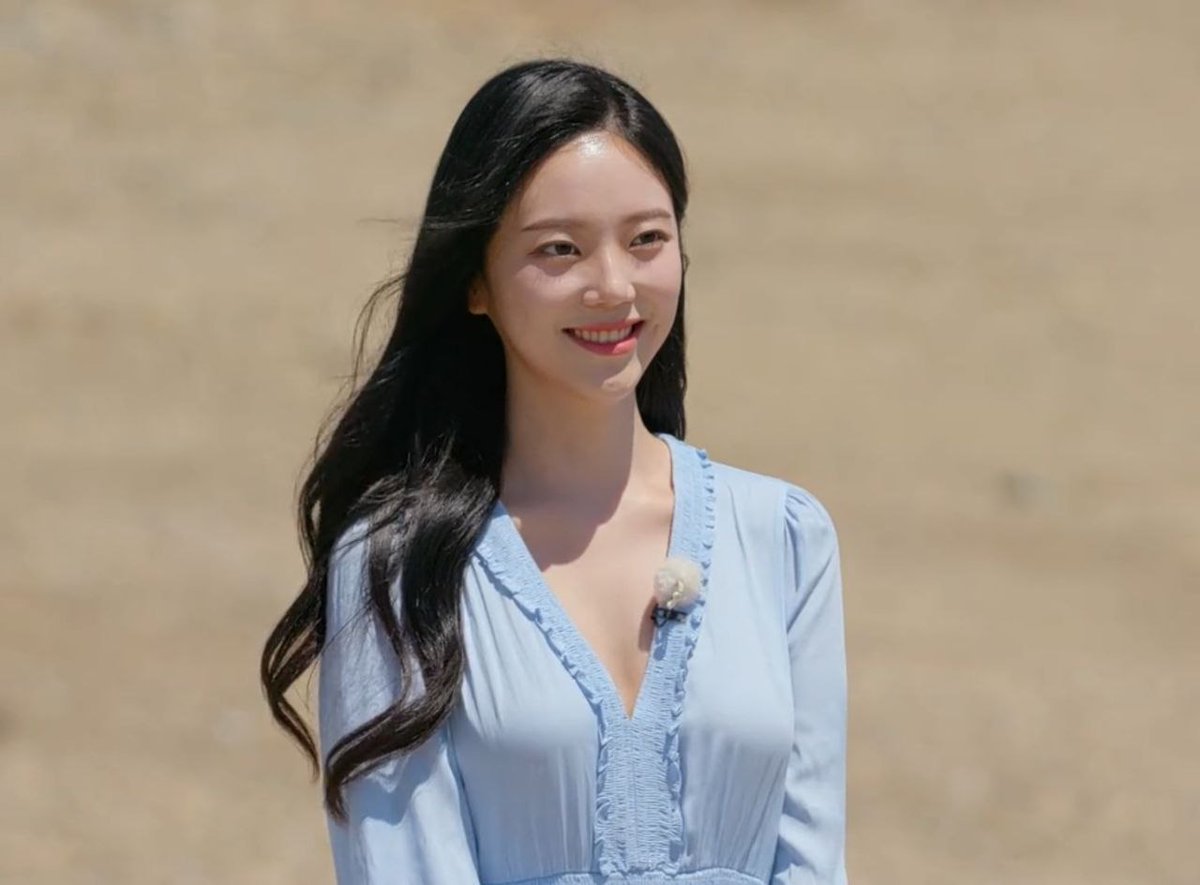 kdrama_menfess's tweet photo. •kdm• dear hajeong, personality kamu tuh baik banget, pendengar baik, sangat jujur karena kamu gak suka ngomongin orang di belakang, kalau ada yang salah kamu tegur, kamu tuh apa adanya aja, dan peka kondisi orang lain.  aku jamin pasti kamu dapat cowok yang jauh  (cont..) https://t.co/6u7MNGdVtB