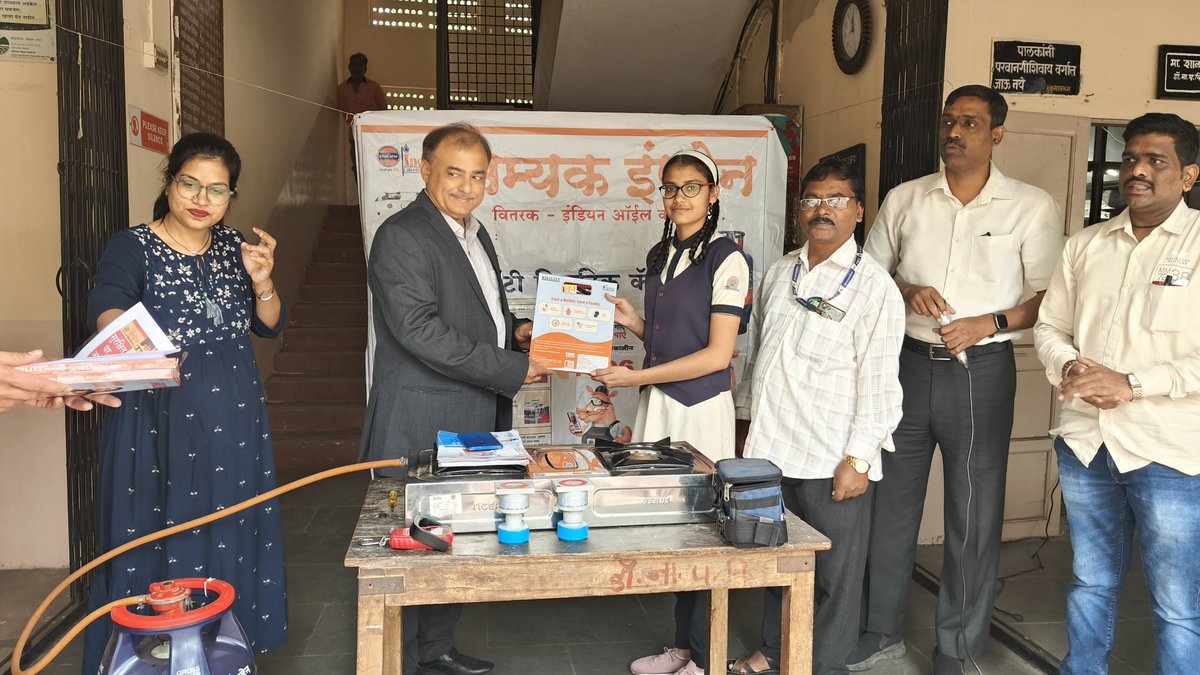 Indane_Pune's tweet photo. Safety Clinic conducted at Dr Nanasaheb Parulekar Vidyalaya, Pune on the occasion of #IndianOilCustomersDay @IndianOilcl @ChairmanIOCL @DirMktg_iocl @ED_MSO @IOC_Maharashtra https://t.co/bQEB7hrZjE