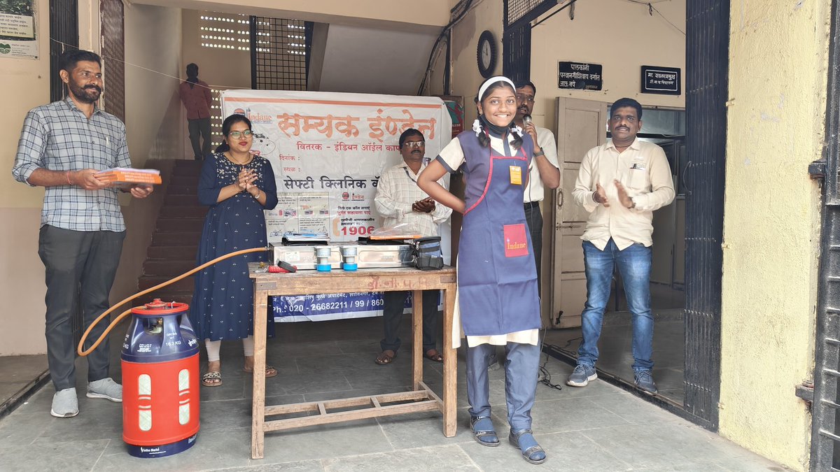 Indane_Pune's tweet photo. Safety Clinic conducted at Dr Nanasaheb Parulekar Vidyalaya, Pune on the occasion of #IndianOilCustomersDay @IndianOilcl @ChairmanIOCL @DirMktg_iocl @ED_MSO @IOC_Maharashtra https://t.co/bQEB7hrZjE