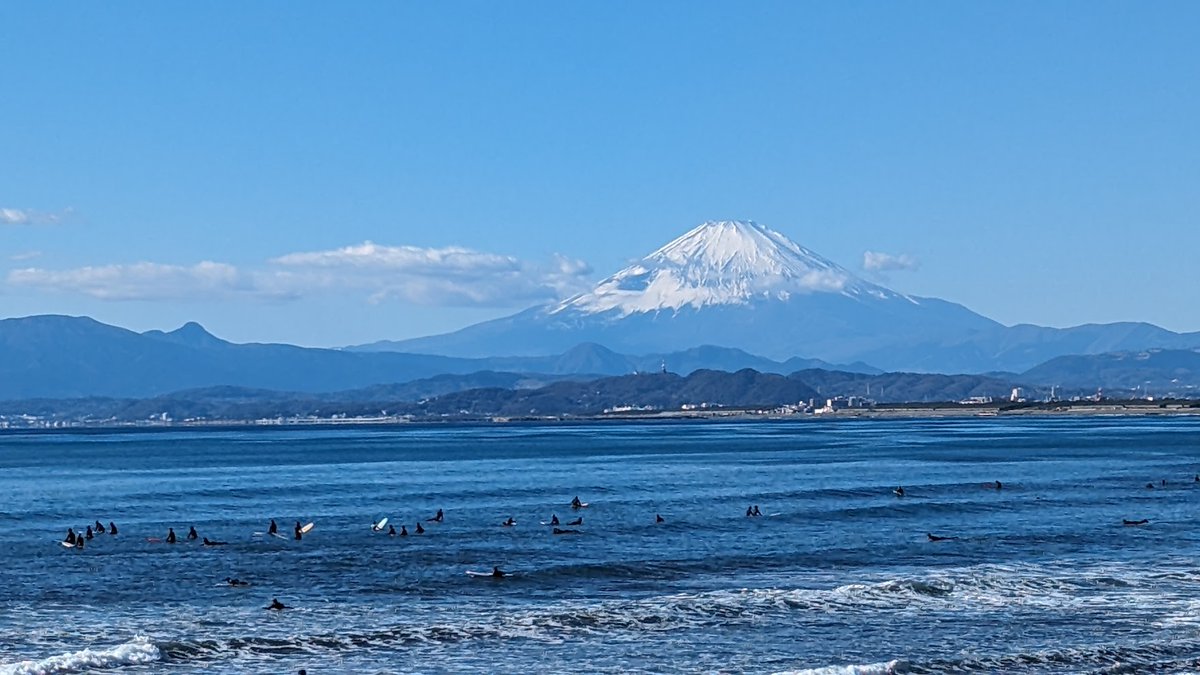 kmatsuPhoto1's tweet photo. 🗻今日の富士山🗻
鵠沼海岸から撮影，本当は昨日撮影。
１月は圧倒的きれいな富士山が見える季節。
今日も風もなく穏やかな日だったので，こんな風にきれいに見えたでしょう。

#江ノ島 #えのしま #enosima 
#富士山 #富士登山 
#Mt_Fuji #ふじさん https://t.co/p5QBYINo4V