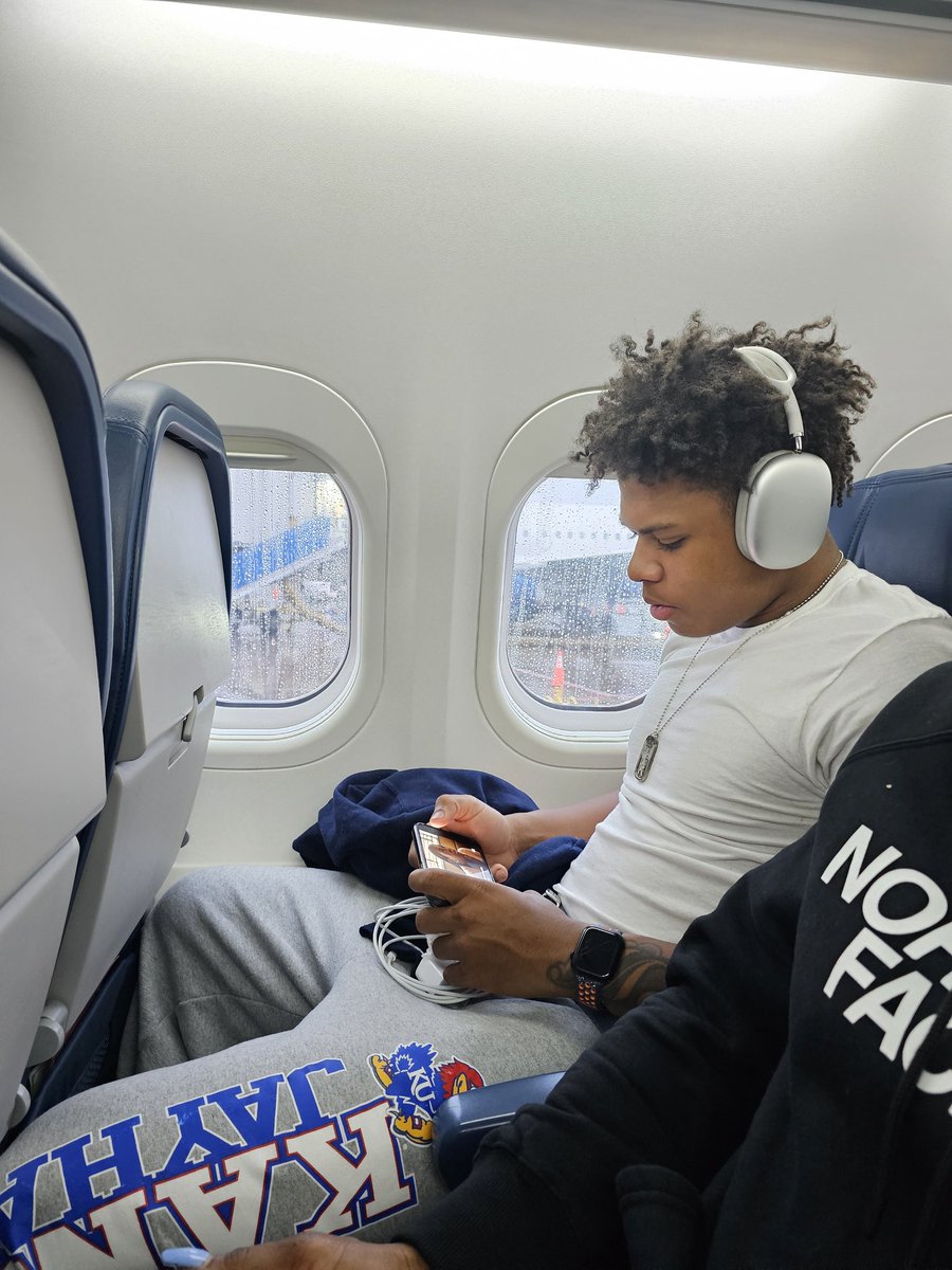 ZekeMarshall07's tweet photo. OTW to LFK! New journey! Time to get to work.  #RockChalk 🔴🔵 https://t.co/UpUEzsJE3z