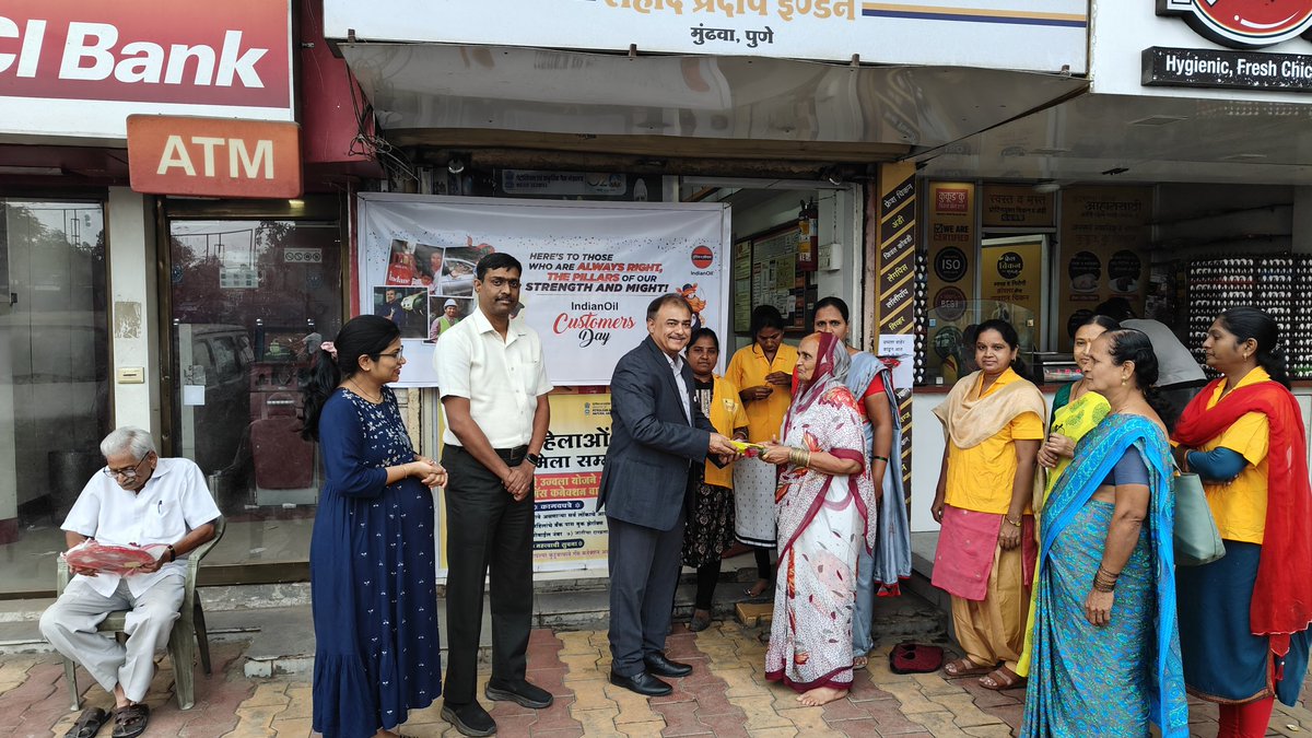 Indane_Pune's tweet photo. #IndianOilCustomersDay celebration at M/s Shahid Pradip Indane, Pune. Customers above 75 years of age felicitated on the occasion &amp; composite connections handed over to new customers. @IndianOilcl @ChairmanIOCL @DirMktg_iocl @ED_MSO @IOC_Maharashtra https://t.co/6YJ4KV0Ec1