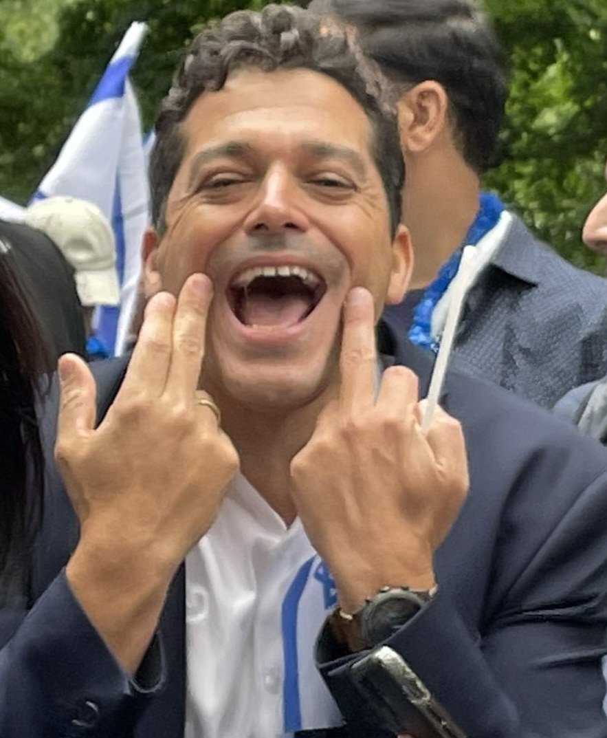 מחייך כל הדרך לפח זבל של ההיסטוריה.