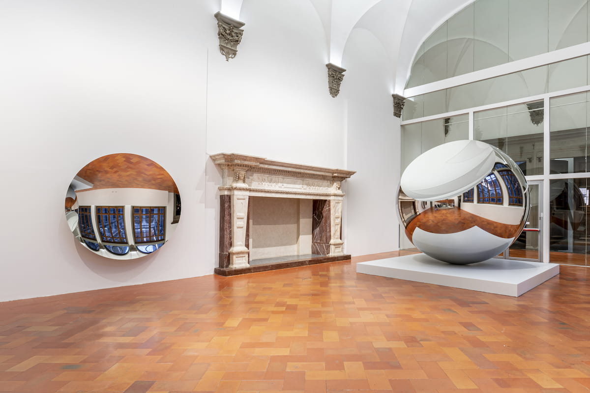 “#AnishKapoor. Untrue Unreal” en @palazzostrozzi hasta el 4 de febrero. Curador @ArturoGalansino Exploración del territorio de lo improbable e irreal a través de instalaciones monumentales y ambientes íntimos. Para conocer sobre él en el @FondoDocArteCon👉lc.cx/qO61LV