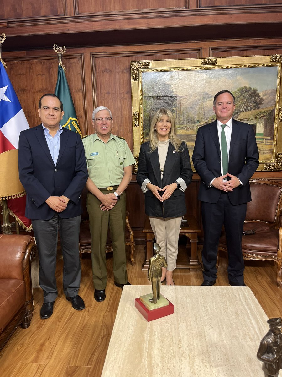 Como <a href="/PDemocratasCL/">Demócratas Chile</a> nos reunimos con el general director de <a href="/Carabdechile/">Carabineros de Chile</a> , Ricardo Yáñez. El respaldo a la institución que nos protege debe ser absoluto y sin titubeos.