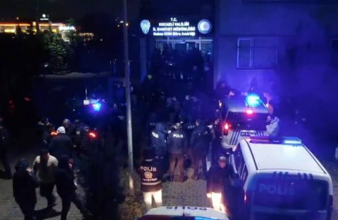 7 milyonluk vurgun!

▪️E-ticaret sitelerine koydukları sahte ilanlarla aralarında çocuğunu kaybetmiş depremzedelerin de bulunduğu 30 kişiyi toplamda 7 milyon 369 bin 713 TL dolandıran 43 şüpheli, 12 ilde düzenlenen eş zamanlı operasyonla yakalandı

#HakMedya #news #Operation