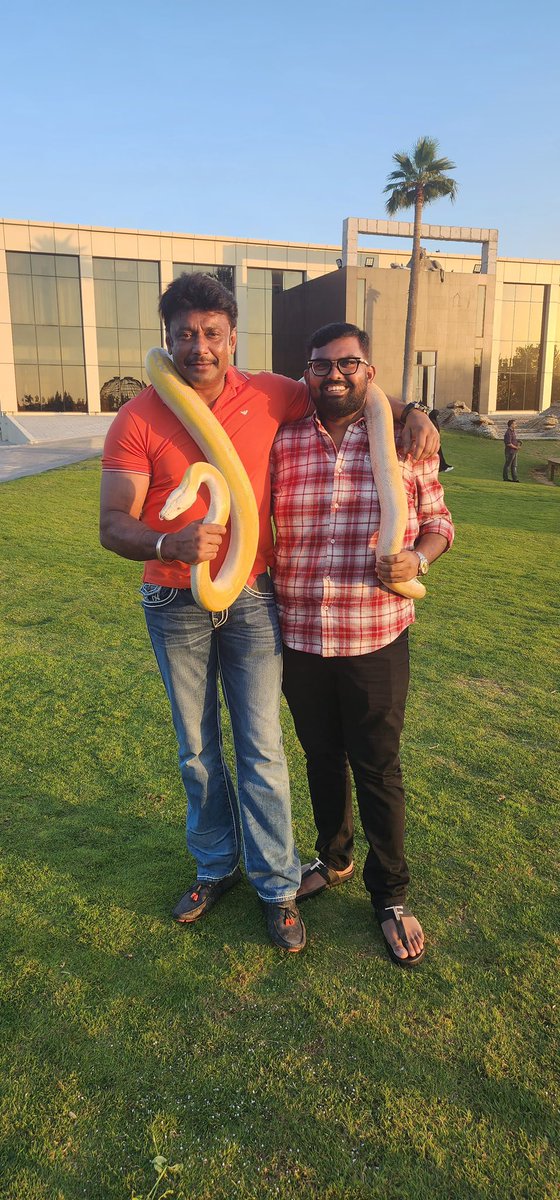 Dcompany171's tweet photo. #BoxOfficeSultan #ChallengingStar @dasadarshan #DBoss Enjoying Abroad vacation &amp; #Kaatera Success.😍 

#KaateraBiggestBlockBuster https://t.co/iwosyDNaXN