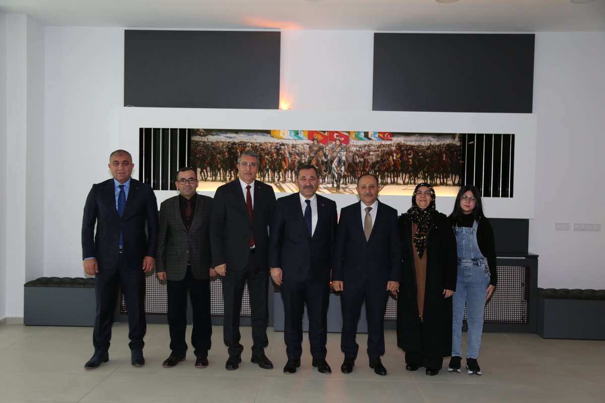 Ankara’da bulunan Adilcevaz Eğitim Kültür ve Dayanışma Vakfı (ADEV) Başkanı Sayın Suat Yaralı ve yönetimine nazik ziyaretleri için teşekkür ediyor, Bitlisli hemşehrilerime selam ve sevgilerimi gönderiyorum.