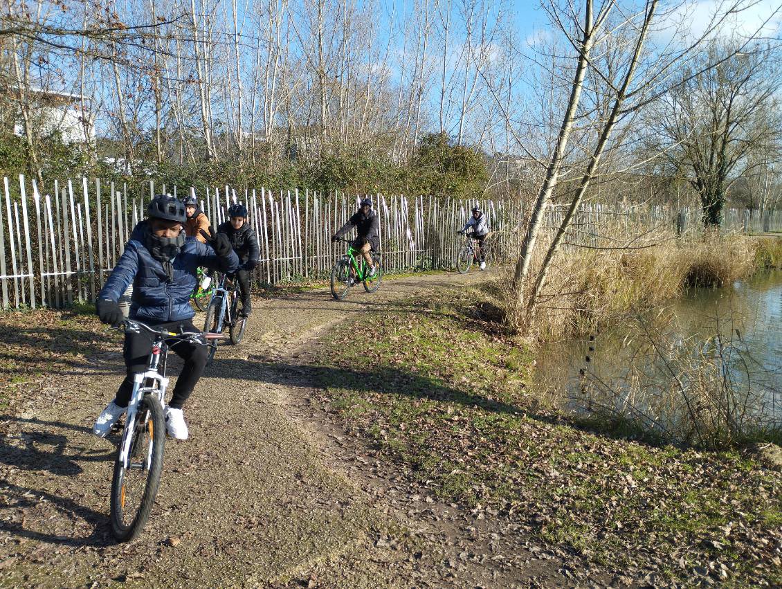 Les élèves de l’UPE2-NSA du collège <a href="/AlienorBordeaux/">Collège Alienor d'Aquitaine</a> <a href="/AcBordeaux/">Académie de Bordeaux</a> <a href="/DsdenGironde/">DSDEN Gironde</a> en direct du lac de Floirac <a href="/gironde/">Gironde</a> pour la préparation du voyage à vélo à venir.
#apprendreàrouler #Inclusion #casnav