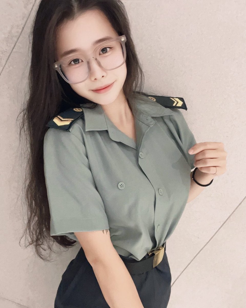 qi_0730's tweet photo. 謝謝大家對我的支持
目前粉絲終於要突破三萬啦😆
為了表示對你們的感謝🙏
我們來玩個小活動 

只要粉絲突破三萬
就送你們超級神秘的空投禮物💝
一人給你們配一把65K2有沒有超派😆

活動辦法：
文章幫我點愛心❤️+轉推+跟隨我
並在下方留言：
我有兩隻槍，長短不一樣
長的打壞蛋，短的打班長

#感謝祭 https://t.co/aCP9V7wxD0