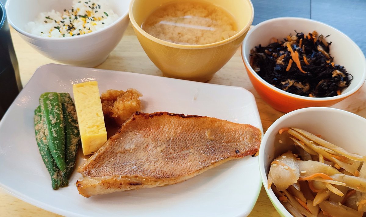 Meshiperrorist's tweet photo. 赤魚の粕漬け焼き
人参とお揚げ入りひじき
ごぼうきんぴら
だし巻き
オクラのごま和え

和食は���ルシーで良いですね✨ https://t.co/xpVNQTy4LO