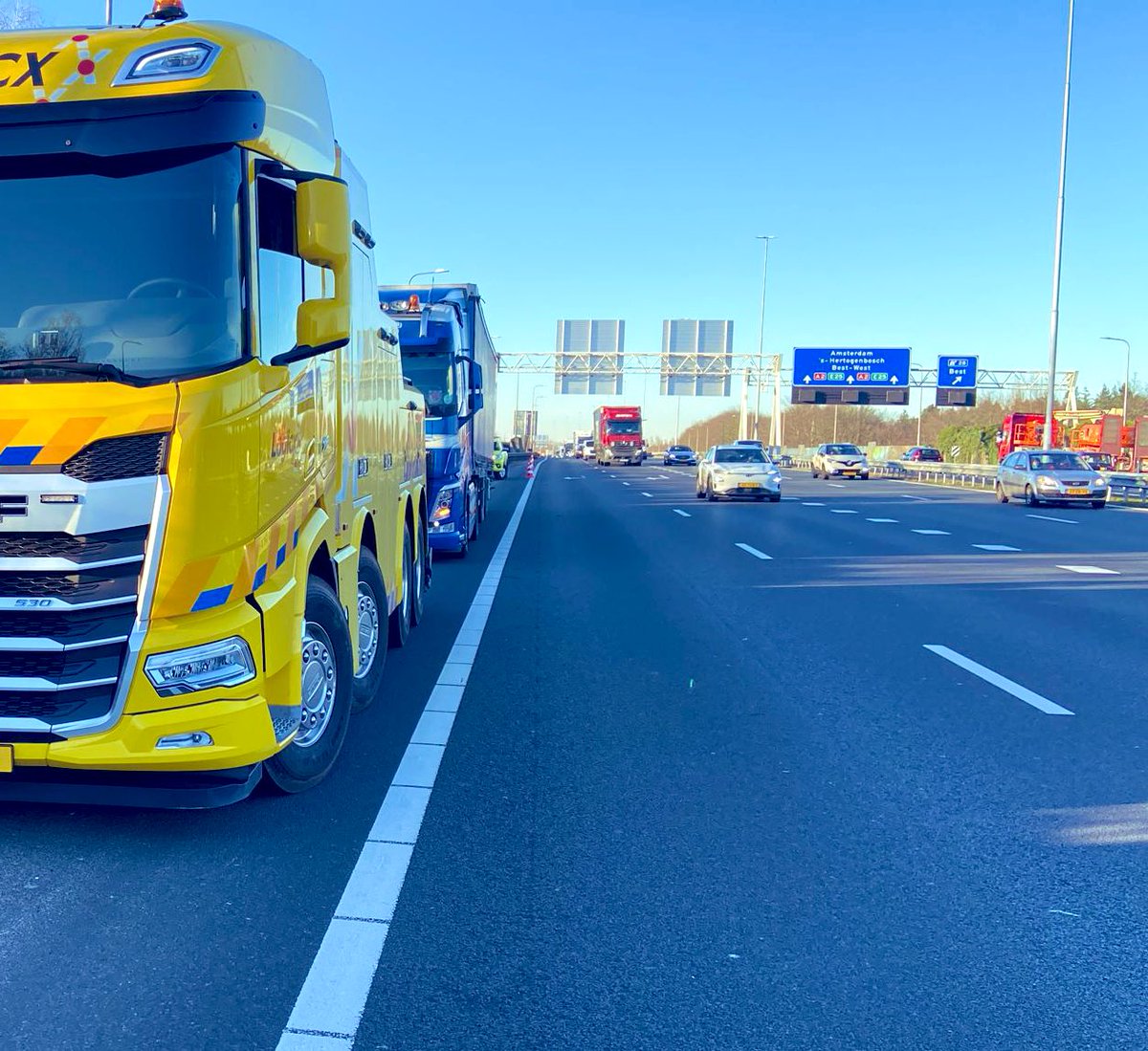 wis_robertvdA's tweet photo. A2 re #Best toerit Bravo naast #stipt Afgesloten voor pechhulp 🚛 onveilige locatie vluchtstrook bovenaan @RWSverkeersinfo https://t.co/tPTDIFZNA6