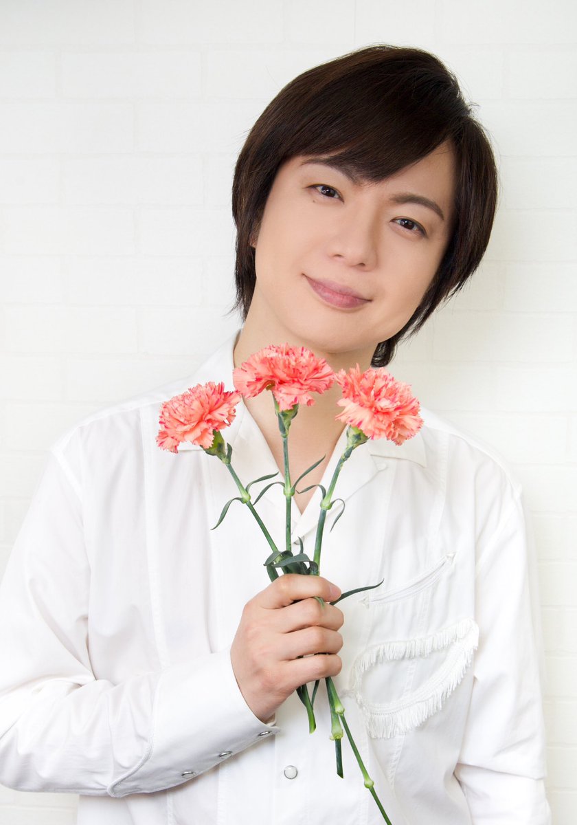 takeshima_staff's tweet photo. "カーネーション"

　　花言葉は

「無垢で深い愛」

八代亜紀さんが旅立たれた。

明るく、ほんわかした雰囲気で

カーネーションみたいな方でした。

いつも優しい笑顔で皆を

包みこんで下さった八代亜紀さん。

本当に優しい先輩でした。

ありがとうございました。
#ひろネット #花 #祈り https://t.co/5NtGu6YZky