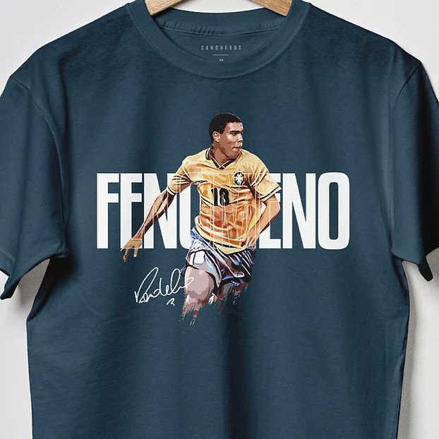 Llourinho's tweet photo. 🚨 SORTEO de una de estas camisetas de leyendas del fútbol. 

Requisitos:
▶️ RT y Like a este tuit.
▶️ Seguir a @Cancherosoffici y @Llourinho 

*Participación doble mencionando a un amigo.

Tienen muchísimos diseños muy TOP donde elegir.

Ganador el 16 de enero.