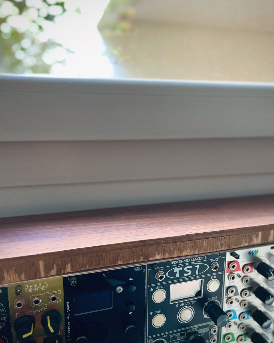 🇺🇸 Just assembled from upcycled wood so I can write with while in France 

🇫🇷Boitier modulaire recyclé tout juste assemblé pour composer depuis la France

#eurorack #modularsynth #synthesizers #ambient #soundscapes #musicstudio