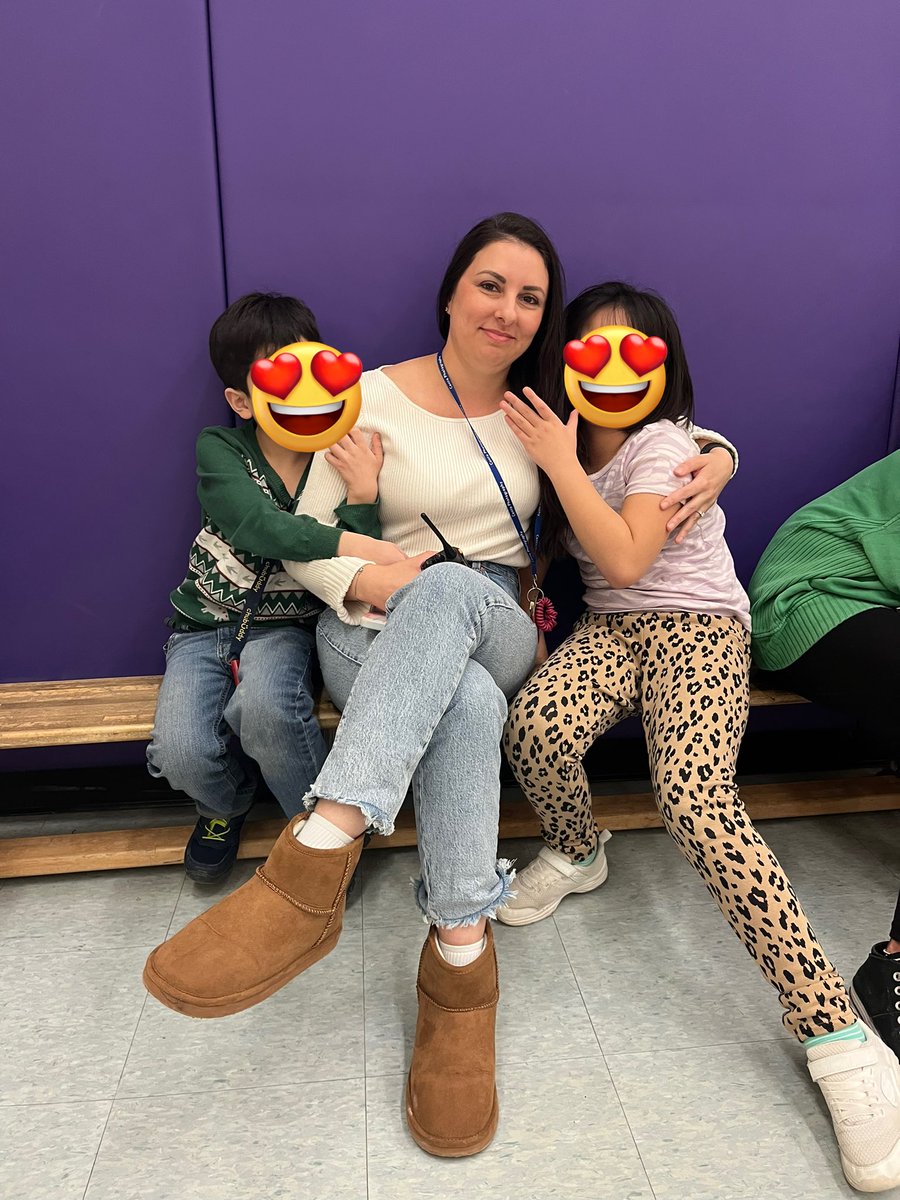 BonuraDiana's tweet image. Feeling the love from the students today! 📚💕 They can&apos;t resist hugs and deep squeezes – it&apos;s the sweetest classroom bonding. #TeacherLife #StudentConnection
