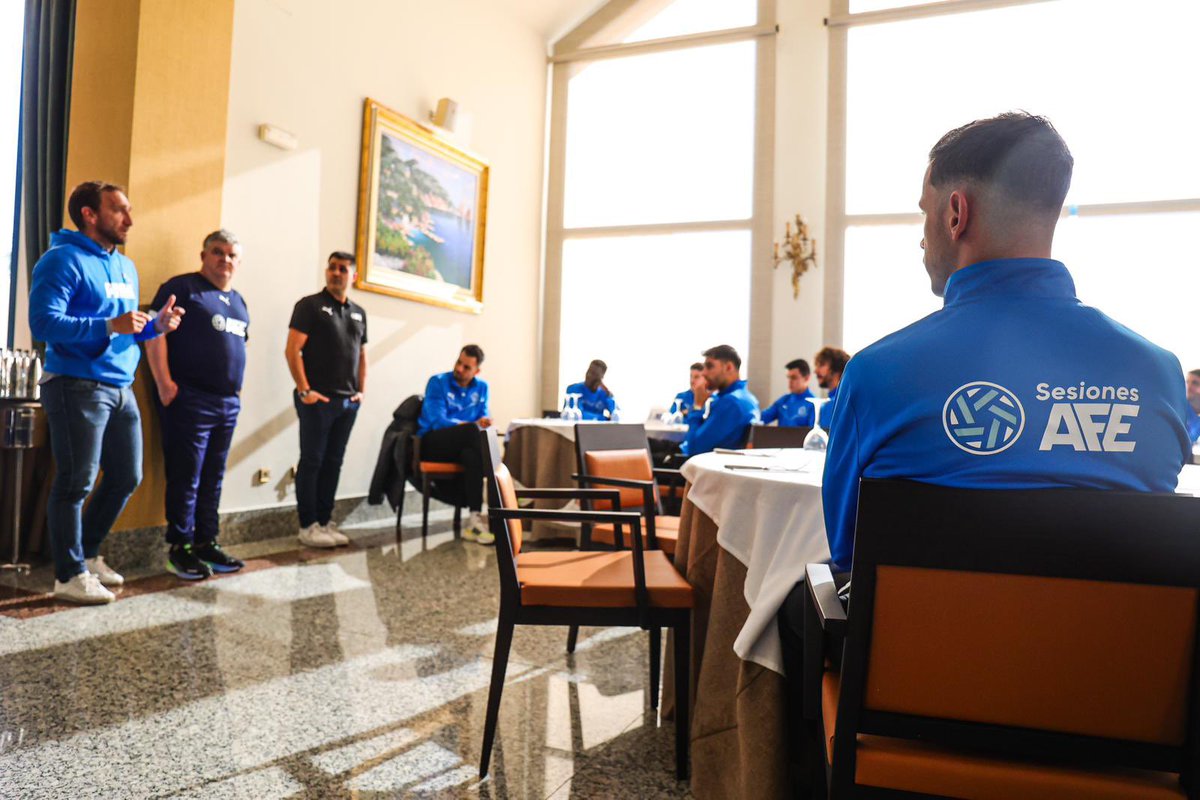 19diegorivas's tweet photo. Comienzo de la 33ª edición de #SesionesAFE
Charla de bienvenida a todos los participantes y primera sesión de entrenamiento a las ordenes de Onésimo
⚽️⚽️⚽️⚽️⚽️
@afefutbol
#afe #afecerca #unidossomosmásfuertes https://t.co/vqNkRd9xjV