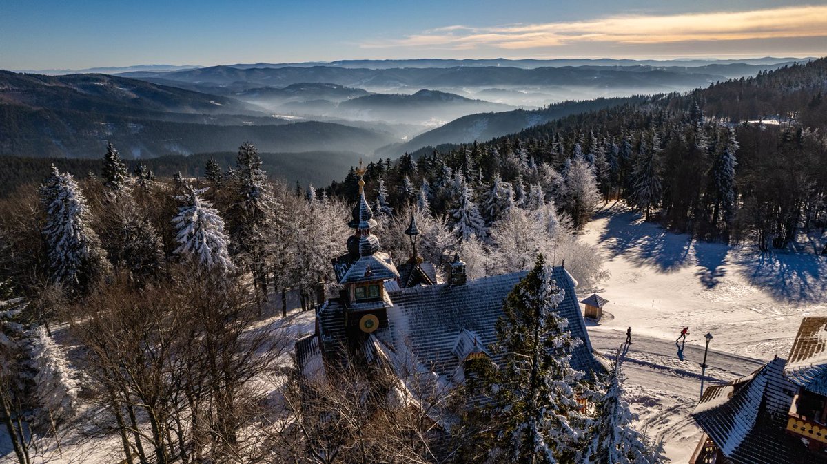 UdalostiOstrava's tweet photo. Pohádkové Pustevny. ❄ Nádherné slunečné počasí, mrazivé teploty, jiskřivý sníh, údolí pod horami zahalené mraky – parádní zimní atmosféru zachytil dnes na Pustevnách v Beskydech z dronu fotograf Jiří Baran. Děkujeme! 👏 https://t.co/u26MfD0yG6