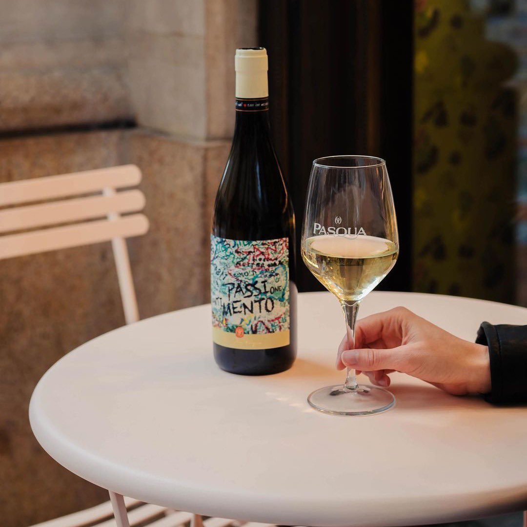 WineAdmire's tweet photo. @pasquawines ✖️ @WineAdmire 
Un vin alb care dezvăluie la nas arome intense și decisive, note de citrice și note de caise și piersici. La palat este rotund si placut, bine echilibrat cu un final persistent.
#wine  #winesubscriptions https://t.co/7tTpyAZw8r