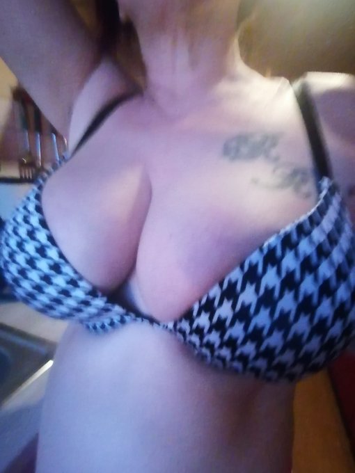 was hei&szlig;es bei der k&auml;lte #milf  #babe #erotik  https://t.co/DmmCQlnsXP https://t.co/MwXydXhETF<a href="/tag/milf"class="tags">#milf</a><a href="/tag/babe"class="tags">#babe</a><a href="/tag/erotik"class="tags">#erotik</a>