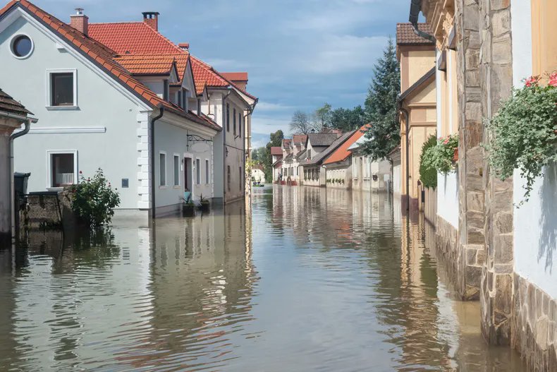 handwerksblatt's tweet photo. 🌊🇩🇪 Große Teile Deutschlands sind derzeit von #Hochwasser betroffen. Viele #Helfer schützen #Deiche &amp; bewahren #Häuser vor den #Fluten. 💪 Wie man sie bei der #Arbeit am besten absichert, erklärt die @BG_BAU. 🏡 #Arbeitssicherheit https://t.co/Y1icWmWkb6 Foto: © kasto/123RF.com https://t.co/rNzYvbAwp9
