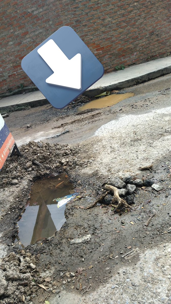 dianarojasb's tweet photo. @darwingonzalezp @AlcaldiaBaruta por este lado no se puede pasar porque el hueco está bastante profundo, hay que correr el riesgo de pasar por el canal contrario #URGENTE @AlcaldiaBaruta @darwingonzalezp https://t.co/5eMlgRobSH