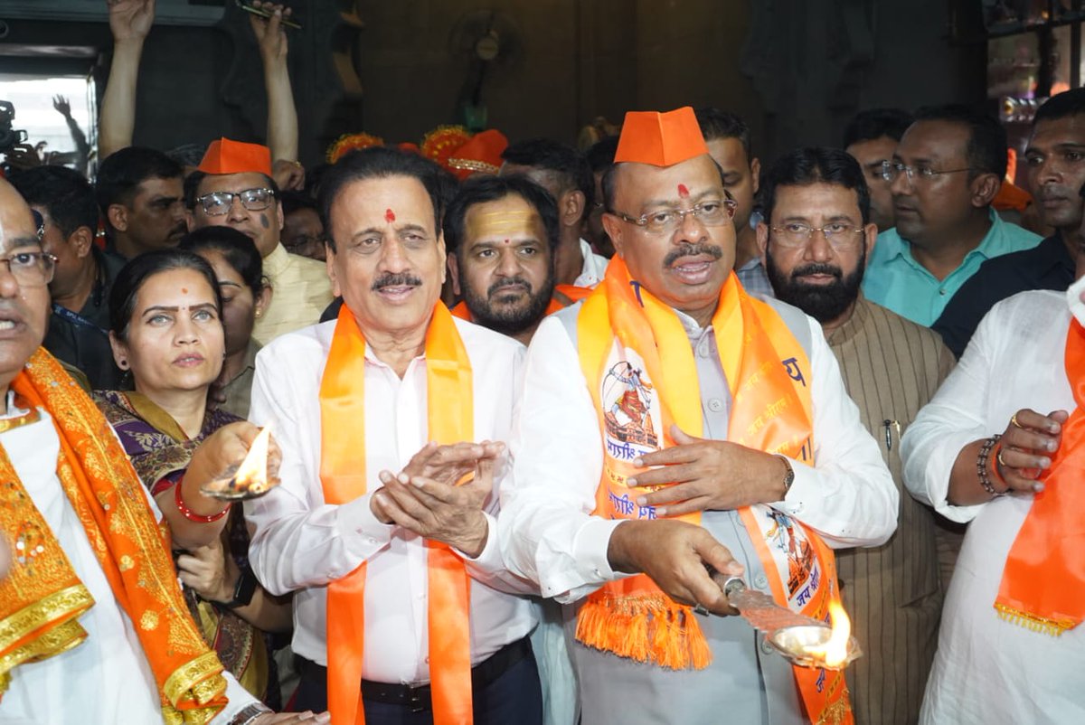 girishdmahajan's tweet photo. नाशिक शहरातील पुरातन काळाराम मंदिरास भेट देऊन प्रभू श्रीरामांचे मनोभावे दर्शन घेतले. या ठिकाणी आरती करून महाराष्ट्रातील सर्व जनतेच्या कल्याणासाठी प्रार्थना केली.

यावेळी भारतीय जनता पार्टीचे महाराष्ट्र प्रदेशाध्यक्ष श्री. चंद्रशेखर बावनकुळे, केंद्रीय आरोग्य व कुटुंब कल्याण राज्य मंत्री मा. डॉ. भारतीताई पवार, प्रदेश सरचिटणीस विजय चौधरी यांच्यासह स्थानिक पदाधिकारी उपस्थित होते.

#JaiShreeRam #Nashik 
@cbawankule @DrBharatippawar 
@iVijayChaudhari