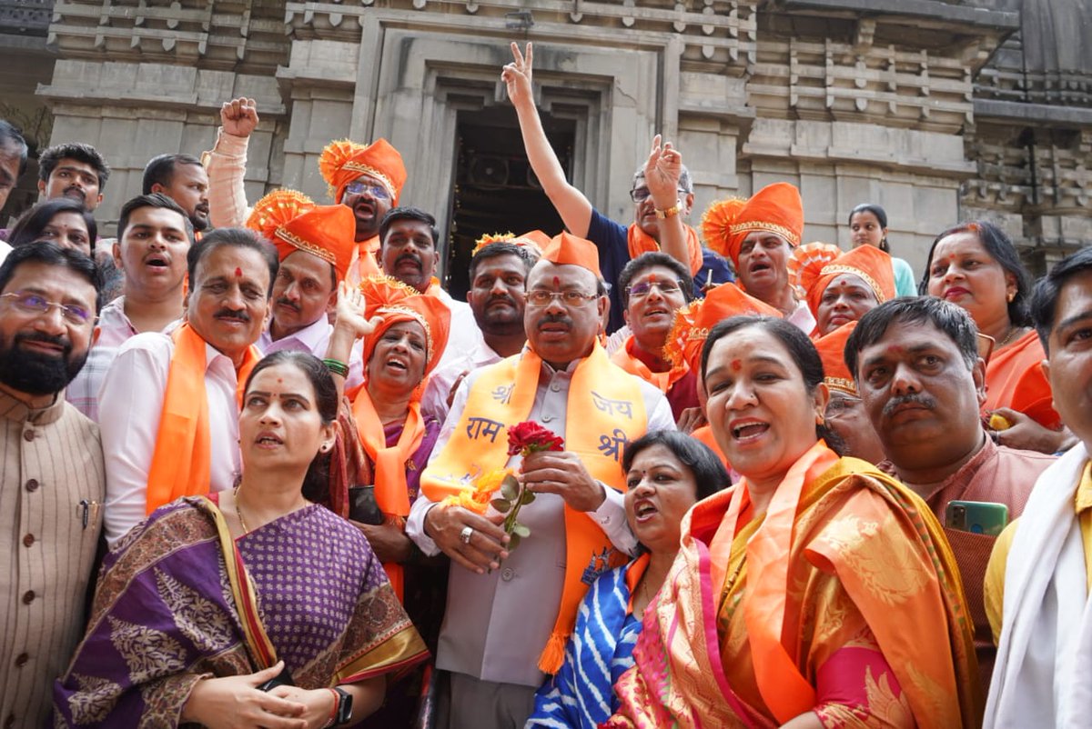 girishdmahajan's tweet photo. नाशिक शहरातील पुरातन काळाराम मंदिरास भेट देऊन प्रभू श्रीरामांचे मनोभावे दर्शन घेतले. या ठिकाणी आरती करून महाराष्ट्रातील सर्व जनतेच्या कल्याणासाठी प्रार्थना केली.

यावेळी भारतीय जनता पार्टीचे महाराष्ट्र प्रदेशाध्यक्ष श्री. चंद्रशेखर बावनकुळे, केंद्रीय आरोग्य व कुटुंब कल्याण राज्य मंत्री मा. डॉ. भारतीताई पवार, प्रदेश सरचिटणीस विजय चौधरी यांच्यासह स्थानिक पदाधिकारी उपस्थित होते.

#JaiShreeRam #Nashik 
@cbawankule @DrBharatippawar 
@iVijayChaudhari