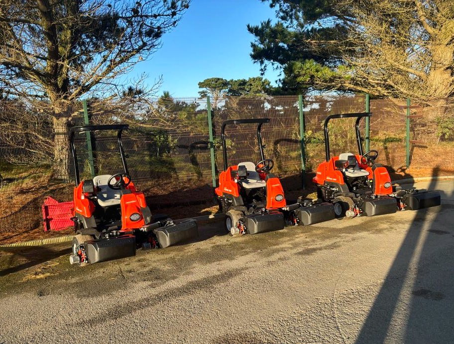 Our team were delighted to take delivery of 3 new Elite Eclipse 360 electric greens mowers, will be complimented with the arrival of our new electric tees and fairway mowers later in the year. 🌱 Part of our commitment to be more sustainable and reduce our carbon footprint 📉