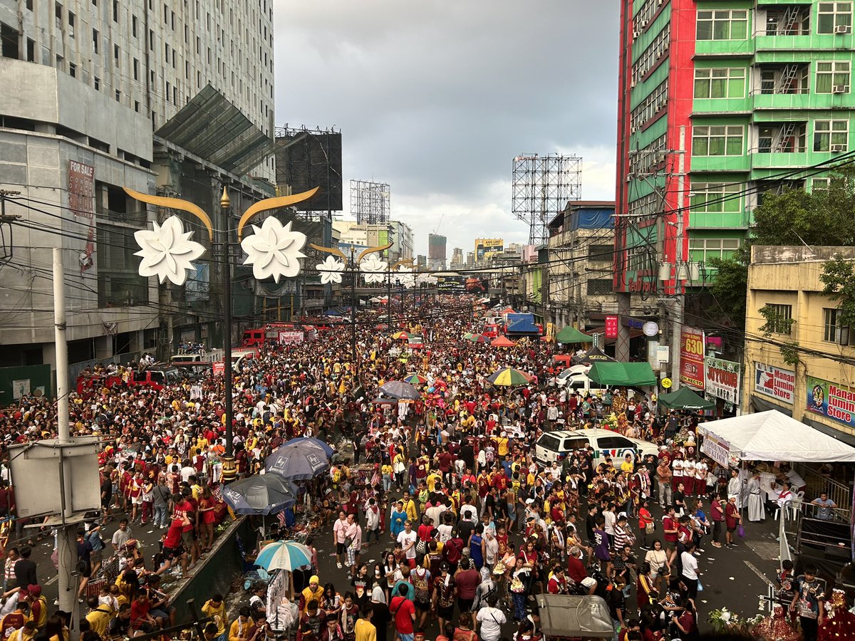 LOOK: By 5 pm, Quezon Boulevard is already filled with devotees as the Traslacion gradually approaches Quiapo Church. #NazarenoINQ #Nazareno2024 #Traslacion2024 | @inquirerdotnet