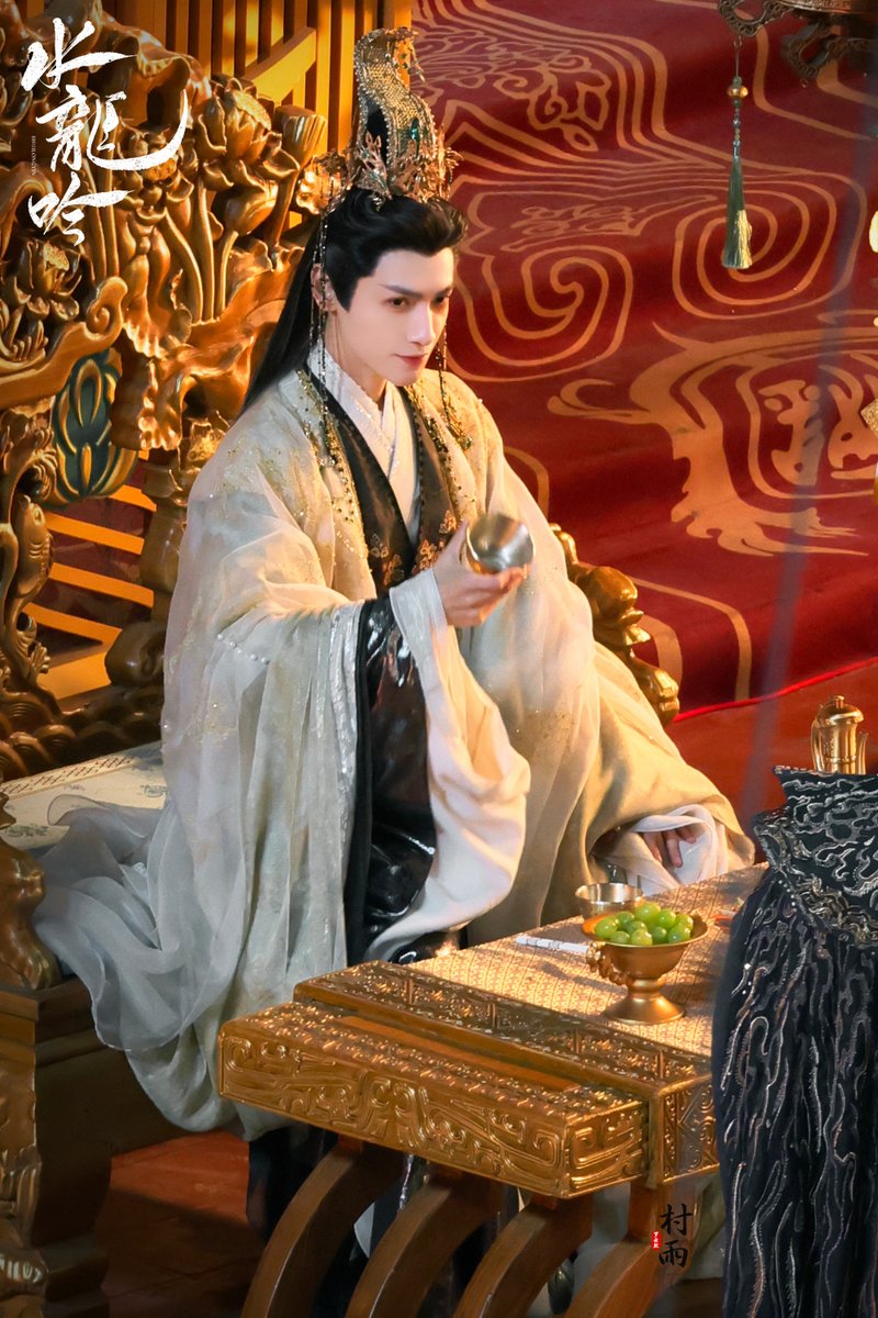 kinndlethemage's tweet photo. В словаре рядом со словом «красота» должна быть фотография Ло Юньси. Его образы в Shuilong Yin снова отдельное произведение искусства. Художники по костюмам опять себе ни в чём не отказали, и выглядит всё как полный разъёб. Невероятная красота! 🔥 https://t.co/UTmlbmbOyO