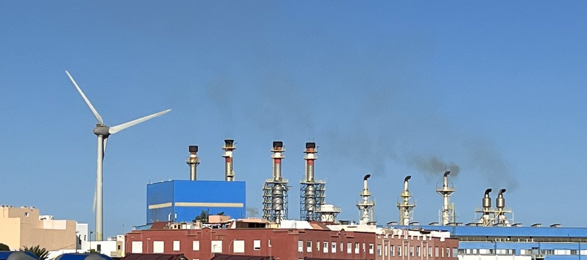 Два свята, единият е (почти) излишен.
Харесва ми как са инсталирали нов ветрогенератор точно до старата дизелова (!) електроцентрала на Фуертевентура😄