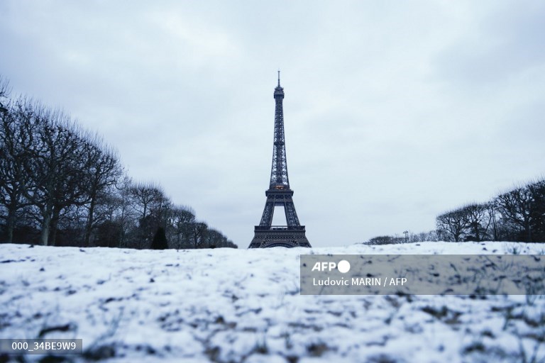 The Champ de Mars is covered by snow in front of the Eiffel Tower in Paris. 📸@ludovic_marin #AFP