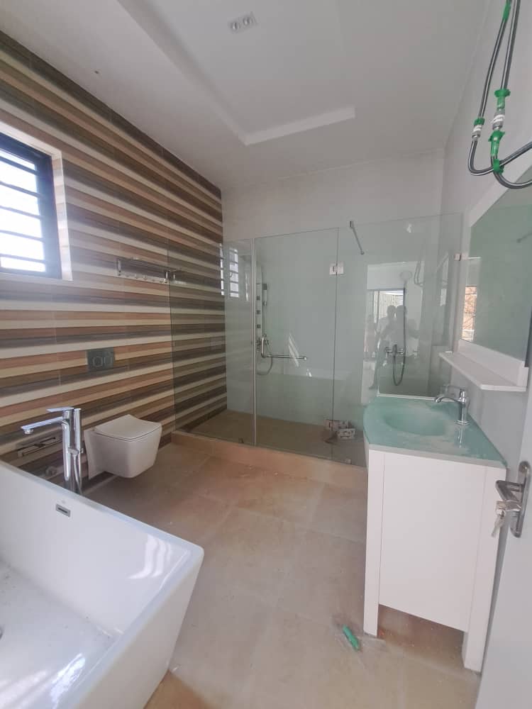z_uguru's tweet photo. LUXURY 5BEDROOM FULLY DETACHED DUPLEX FOR SALE 

LAND SIZE:400SQM 

- Fitted Kitchen
- Modern Day POP Ceiling 
- Detailed finishing 
- Wardrobes 
- Water heater
- Heat extractor 
- BQ 
Location: OLOGOLO LEKKI LAGOS 🇳🇬

Price: N240M 

Title Governor's Consent 
07068852008 https://t.co/8ZN95R2IZK