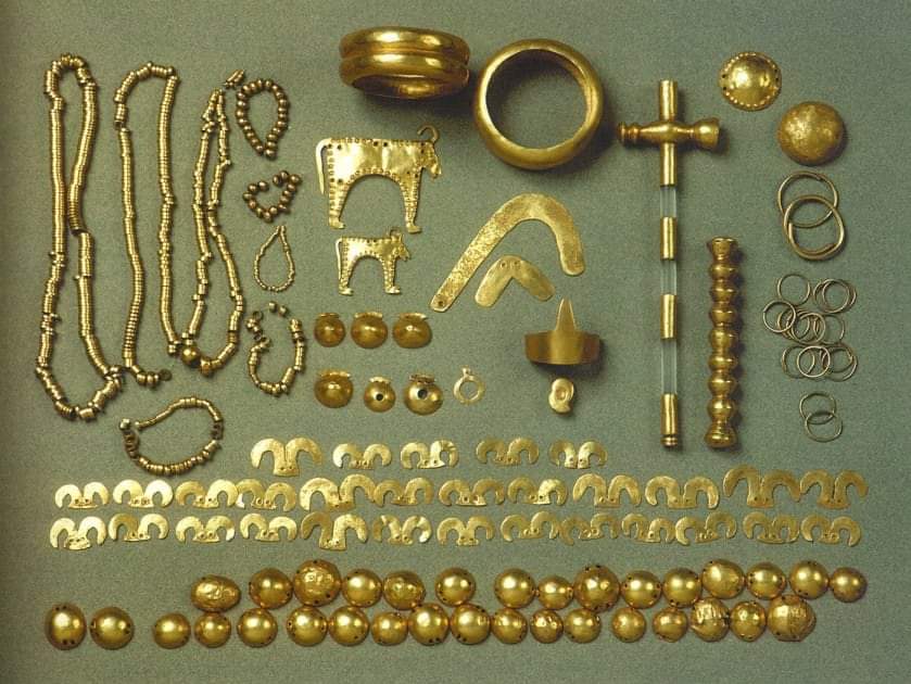 Varna Treasure; from Grave 36 in the Varna I cemetery, a prehistoric necropolis discovered in 1972 within the modern city of Varna, Bulgaria, near the Black Sea coast.

Radiocarbon dates from the cemetery group at 4750-4550 BC.

#archaeohistories