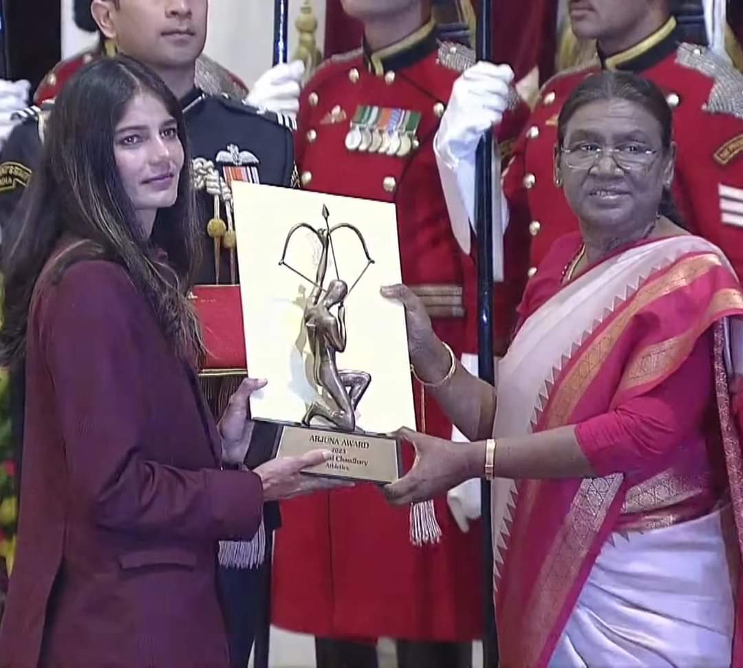 India's star steeplechase runner Parul Chaudhary is honored by Arjuna Award at a felicitation function at Rashtrapati Bhavan today.
#Paris2024 
#OlympicGames 
#Steeplechase 
@Adille1