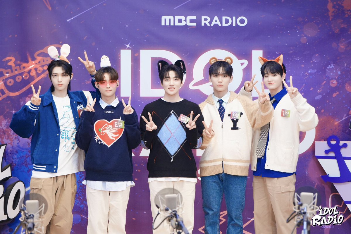 idolradiokorea's tweet photo. [#아이돌라디오3 앨범 240108]

📸EP#135 2024 동아리 신입회원 모집 (with. 스페셜DJ SF9 영빈&amp;인성｜DKZ)

DKZ 퍼컬은 아돌라🎨

@dkz_dy

#MBC #IDOLRADIO #아이돌라디오 #아돌라 #DKZ #디케이지 https://t.co/i2d4YIx3y6