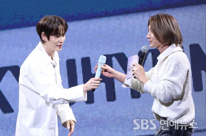 sjsofabulous's tweet photo. The hyung who was strict to the lil bro trainee but secretly admire him. The hyung who asked the rescuers to get his little brother first and save him.

Today, he's letting go of his little brother for another journey, a new beginning.

That's Leeteuk to Kyuhyun 😭🫶 https://t.co/K33oMJJz1t