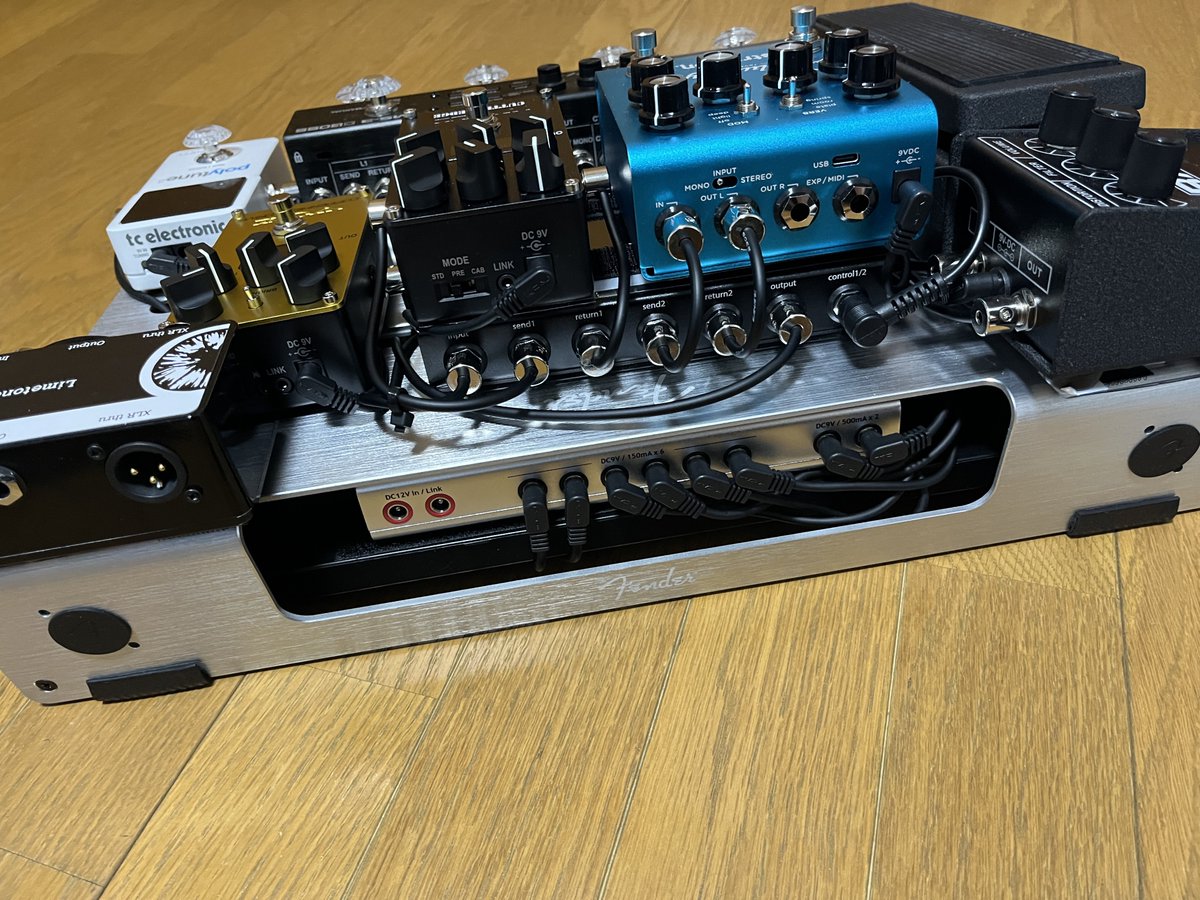 mahiro321's tweet photo. エフェクターボード組み直し2024年1回目。
もう今年はこのままいきたいけど、BP-1WとDD-200も欲しい。
そうなるとエフェクターボード変更、パワーサプライも考えないといけないし、配線作業は苦手だし嫌い。忘れよう。 https://t.co/NMdSUfgz65