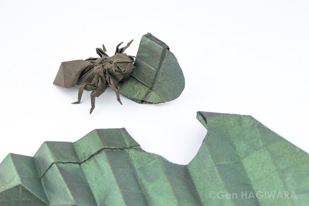 ハキリアリ / Leafcutter ant 創作：萩原元 / Gen HAGIWARA 紙：カラペラピス、正方形1枚切り込みあり、60cm #折り紙作品 #折り紙を一回切る