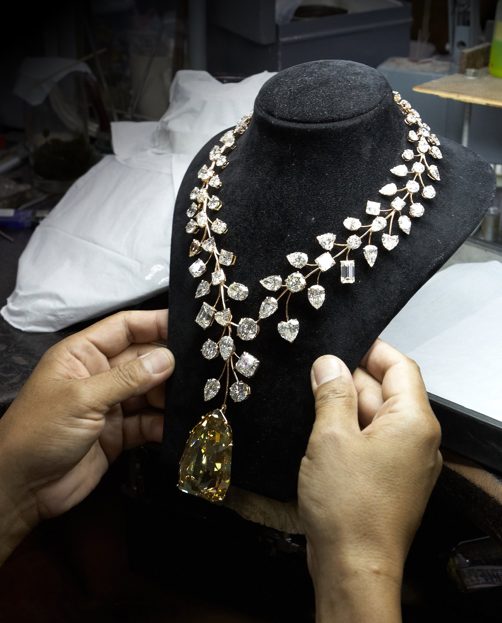 Incomparable diamond necklace deals