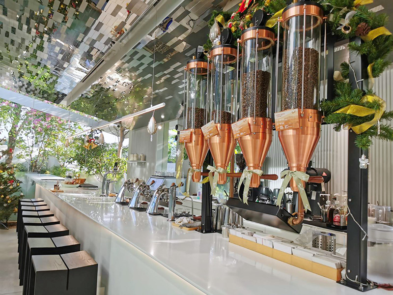 sukhumvitcafe's tweet photo. NANA Coffee Roasters บางนาคาเฟ่ที่โอบล้อมไปด้วยต้นไม้ใหญ่ สงบ ร่มรื่นเหมาะกับการพักผ่อน นั่งทำงานพร้อมจิบกาแฟ ในร้านสไตส์มินิมอล พร้อมกับตู้ชาร์จไฟสำหรับรถไฟฟ้า
เพื่อนๆสามารถอ่านรีวิวต่อ
https://t.co/HwC6bbbKdn

@aroii @aroiipaiadk @Kin24hrs
#คาเฟ่น่านั่ง #อร่อยไปแดก #อร่อยบอกต่อ https://t.co/0tzYaBa2bQ
