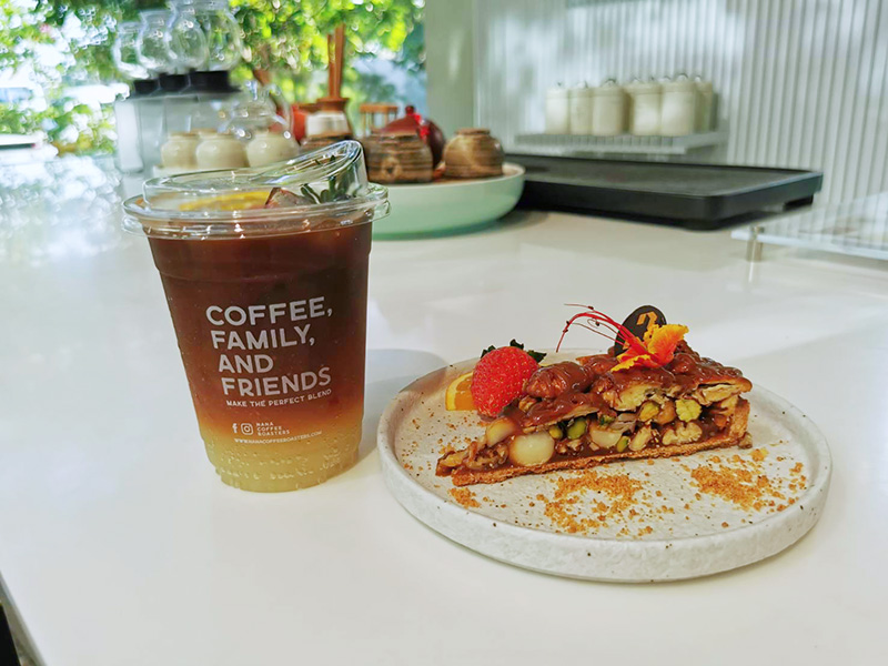 sukhumvitcafe's tweet photo. NANA Coffee Roasters บางนาคาเฟ่ที่โอบล้อมไปด้วยต้นไม้ใหญ่ สงบ ร่มรื่นเหมาะกับการพักผ่อน นั่งทำงานพร้อมจิบกาแฟ ในร้านสไตส์มินิมอล พร้อมกับตู้ชาร์จไฟสำหรับรถไฟฟ้า
เพื่อนๆสามารถอ่านรีวิวต่อ
https://t.co/HwC6bbbKdn

@aroii @aroiipaiadk @Kin24hrs
#คาเฟ่น่านั่ง #อร่อยไปแดก #อร่อยบอกต่อ https://t.co/0tzYaBa2bQ