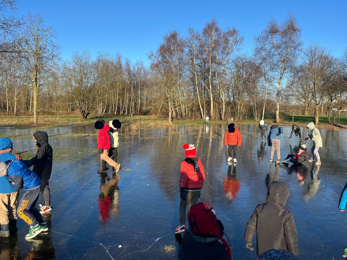 Wij boffen met alle regen van afgelopen weken 😉 en hebben nu veel ijsplezier in onze pauzes! ⛸️❄️🏒 <a href="/DeBolderik/">OBS De Bolderik</a>