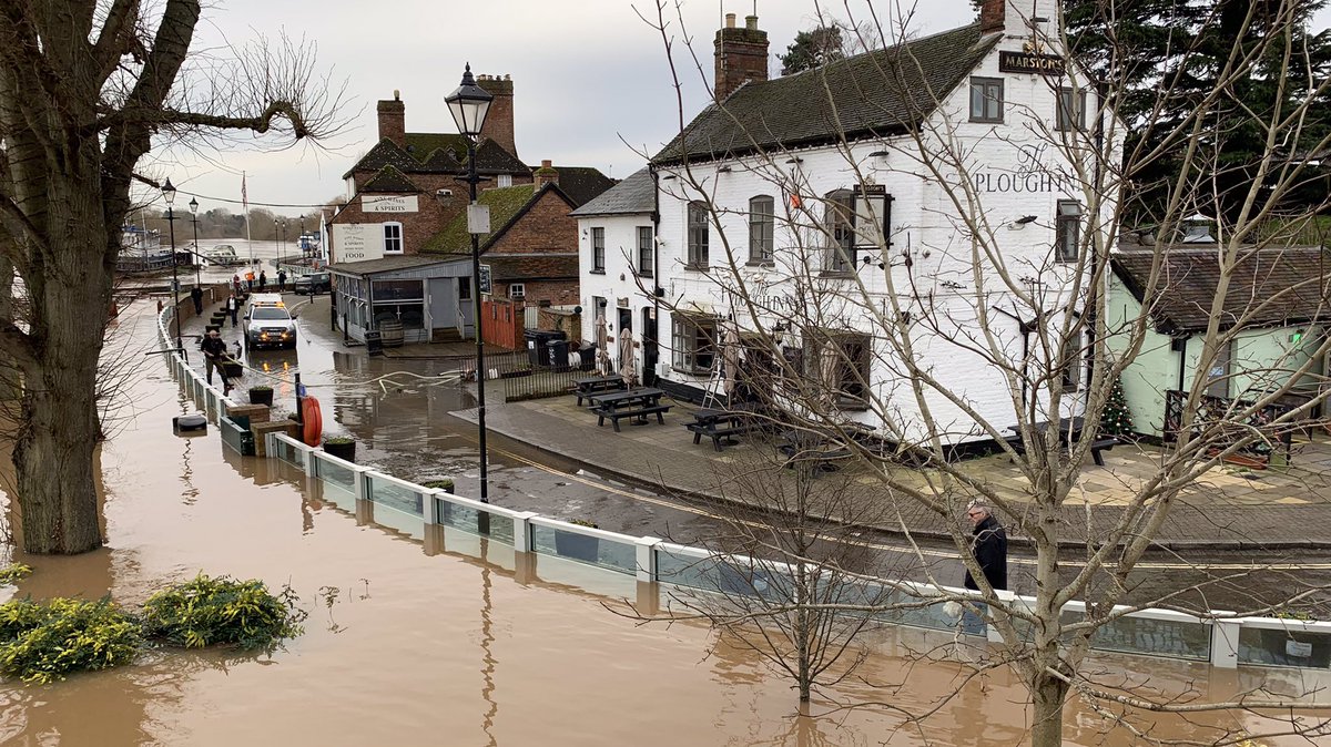 To be clear I’m a huge fan of flood defences, having seen the incredible difference they’ve made on the Severn &amp; Wye.

On this chart Upton would have flooded each time a bar goes over the red line.

Hard to see how it could remain viable.

But defences have limits.